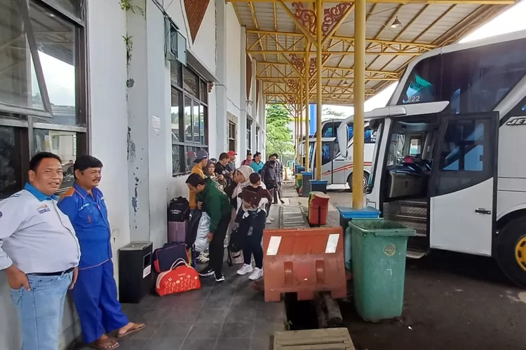 Sejumlah pemudik di Terminal Jatijajar, Kota Depok tengah mengunggu keberangkatan. (ANDIKA/RADAR DEPOK)