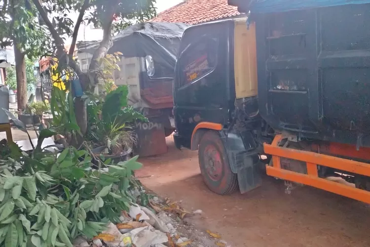 BIKIN KOTOR : Truk pengangkut pematangan lahan di RT2/16, Kelurahan/Kecamatan Limo, Kota Depok tengah antre masuk ke lokasi. (RADAR DEPOK)
