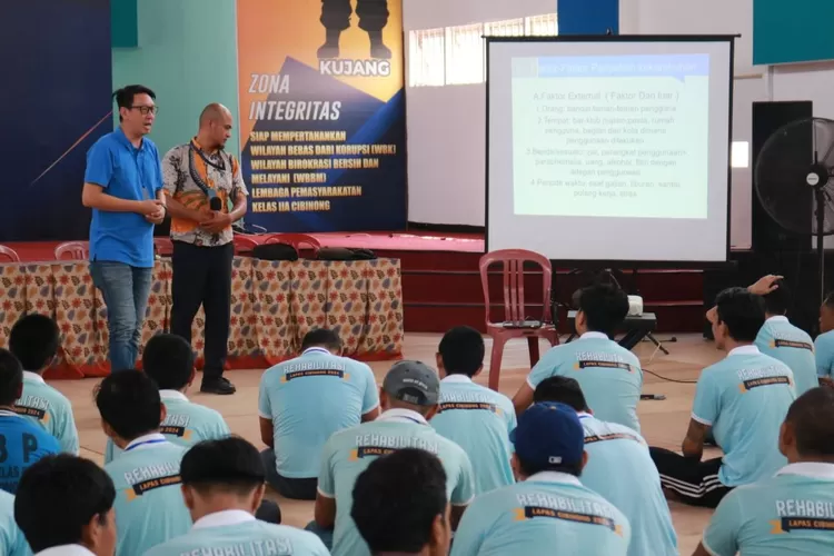 Lapas Cibinong, Jawa Barat, melakukan kegiatan rehabilitasi kepada warga binaan untuk mengatasi ketergantungan terhadap zat adiktif dengan metode terapi kelompok yang bekerja sama dengan konselor dari Ikatan Konselor Adiksi Indonesia (IKAI). (Lapas Cibinong)