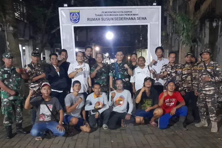 Dandim 0508 Depok, Letkol Inf Iman Widhianto dengan stakeholder Kelurahan Cilangkap, usai mengujungi urban farming di Rusunawa Kota Depok. (ANDIKA EKA MAULANA)