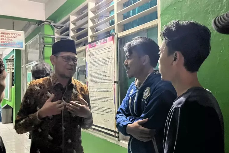 keluarga korban kecelakaan bus di RSUD Subang, menyiratkan kedalaman duka. Semoga dukungan dan kekuatan menyertai. (HALLO DEPOK / HukamaNews.com)