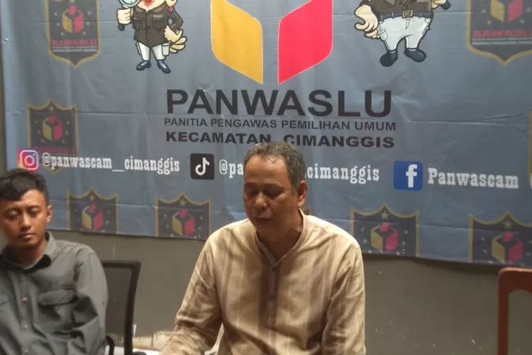 Panitia Pengawas Pemilu Kecamatan (Panwascam) Cimanggis terus melakukan pengawasan terdahadap tahapan Pemilu 2025, terutama pemasangan Alat Peraga Sosialiasi (APS) sesuai aturan KPU hingga pengawasan kampanye terbatas dan tatap muka di wilayahnya. (Andika Eka/Radar Depok)