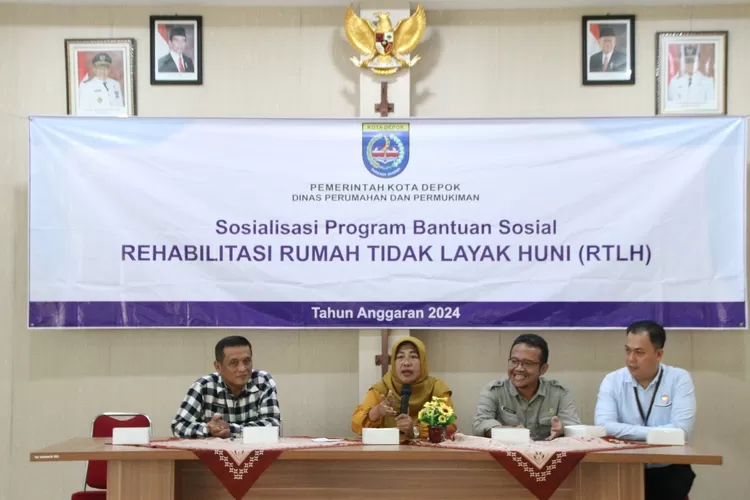 Camat Cipayung, Hasan Nurdin saat menghadiri sosialisasi RTLH Kecamatan Cipayung di Aula Kecamatan Cipayung, Selasa (28/5). (AGNESYA WIANDA/RADAR DEPOK)
