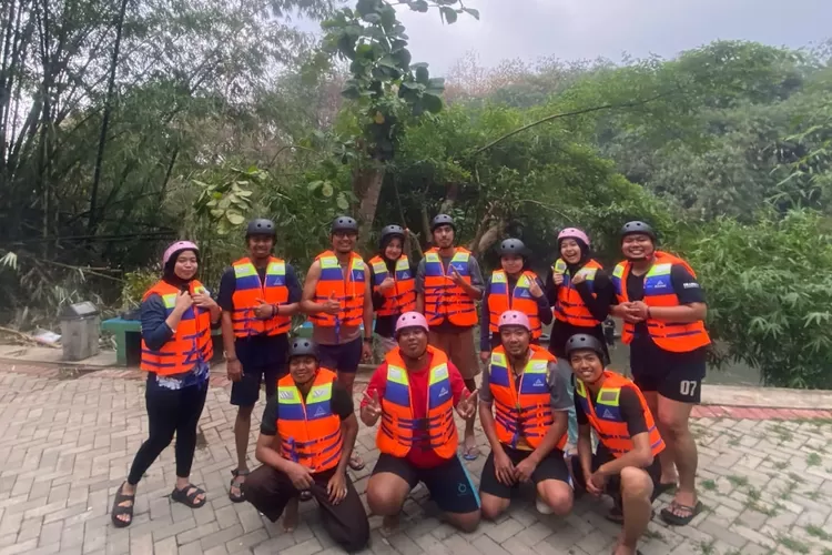 Kompak usai mengikuti kegiatan arum jeram di Sungai Ciliwiung, Kelurahan Ratujaya, Kecamatan Cipayung. (MTMA Depok)