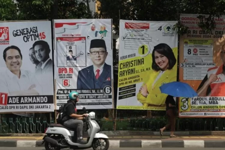 Perang alat peraga kampanye di Dapil Neraka Jakarta II. Ada 7 kursi DPR yang diperebutkan untuk dapil ini.