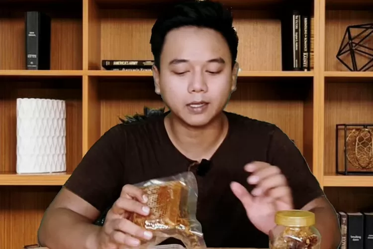 Menikmati manis alami sarang madu, sehat dan penuh manfaat. (Foto/YouTube - @esoxse.)