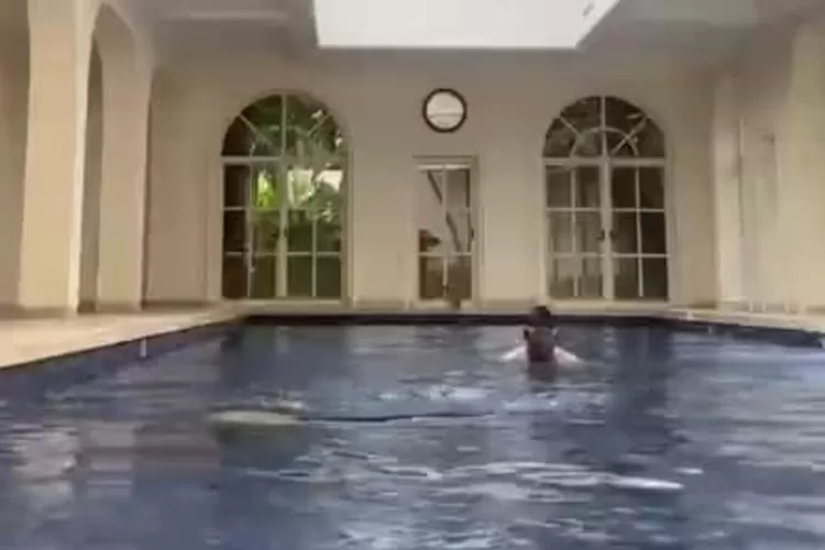 Prabowo Subianto melakukan olahraga rutin berenang, sebelum gelaran debat capres kelima pada Minggu (4/2/2024) malam. 