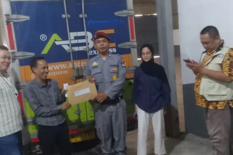 KPU Kota Depok saat menerima logistik berupa ratusan ribu segel pemilu di Gudang KPU Kota Depok, Selasa (7/11). (DOK. KPU KOTA DEPOK)