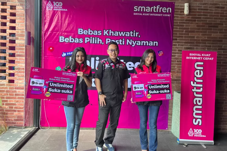 Regional Head South Central Java Smartfren, Wanda Yudhistira (tengah) saat mengenalkan paket terbaru Unlimited Suka-Suka di Yogyakarta, Rabu (13/11/2024).  (Foto: Dok. Istimewa)