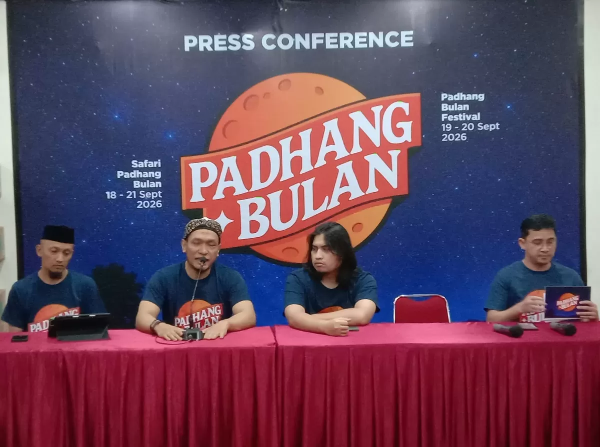 Ustadz Salim A. Fillah  dan  Ketua Panitia M. Akhid Subiyanto dalam Press Conferenc Padhang Bulan SP. News/ Philip Anton