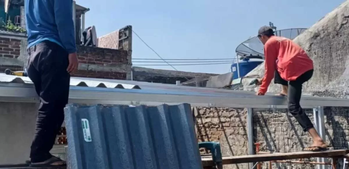 Terus berlanjut, program Ganti Atap Rumah Wartawan yang digagas Promedia Group bersama PT Sirkular Karya Indonesia (SKI), kini menyasar wartawan sekaligus editor Koran Gala dan KoranGala.id, Kiki Kurnia. (Dok. Promedia Group)
