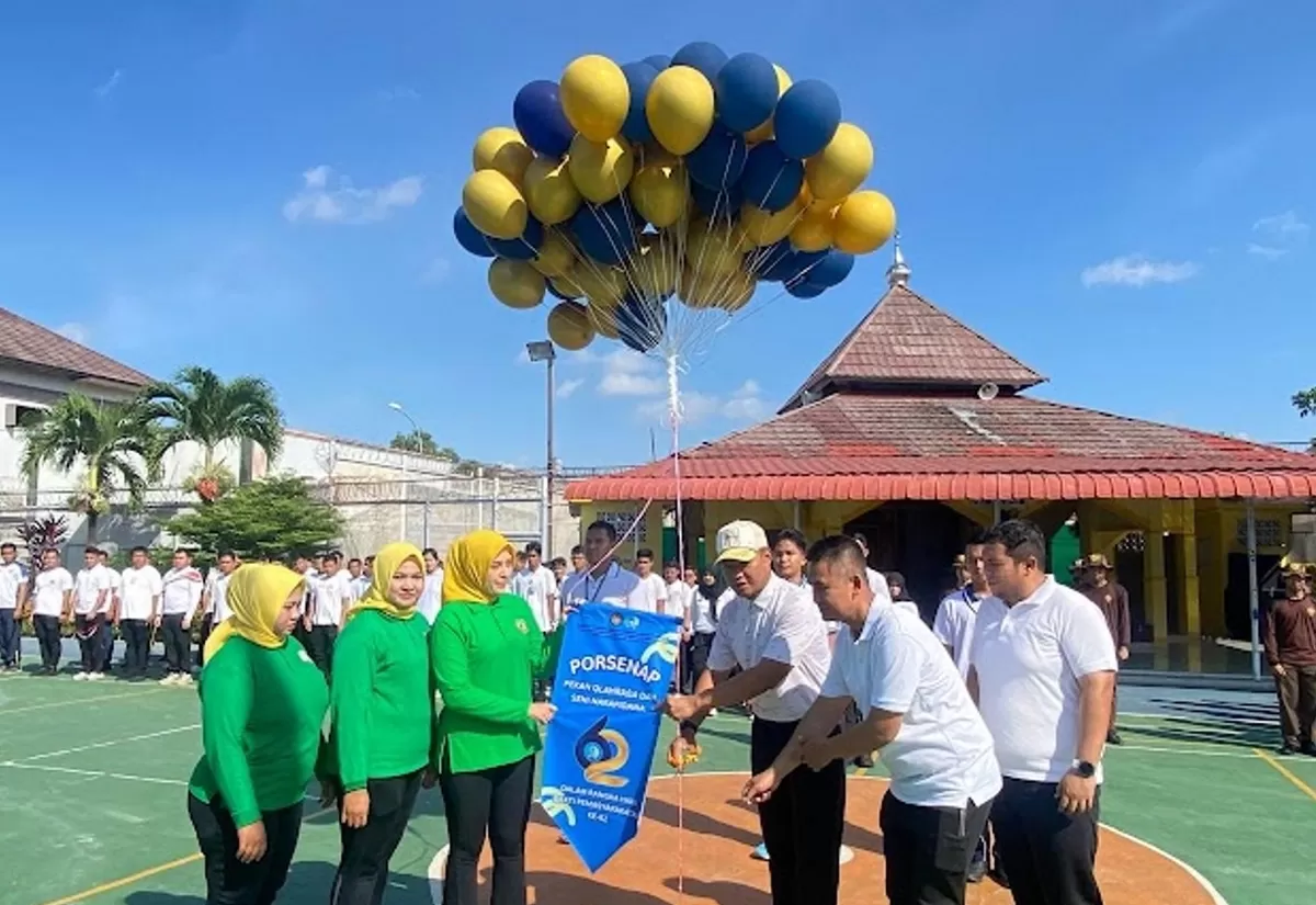 Kepala Rutan Kelas IIA Batam, Fajar Teguh Wibowo, melakukan pelepasan balon udara sebagai simbol resmi tanda dibukanya PORSENA Tahun 2026. (Muhammad Kamil)