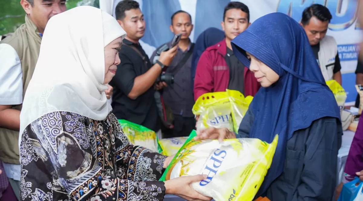 Di tengah pasar murah di Taman Parembhegen Patemon, Kabupaten Pamekasan, Madura, Gubernur Jatim Khofifah Indar Parawansa, memberi bantuan beras kepada lansia (Ist).
