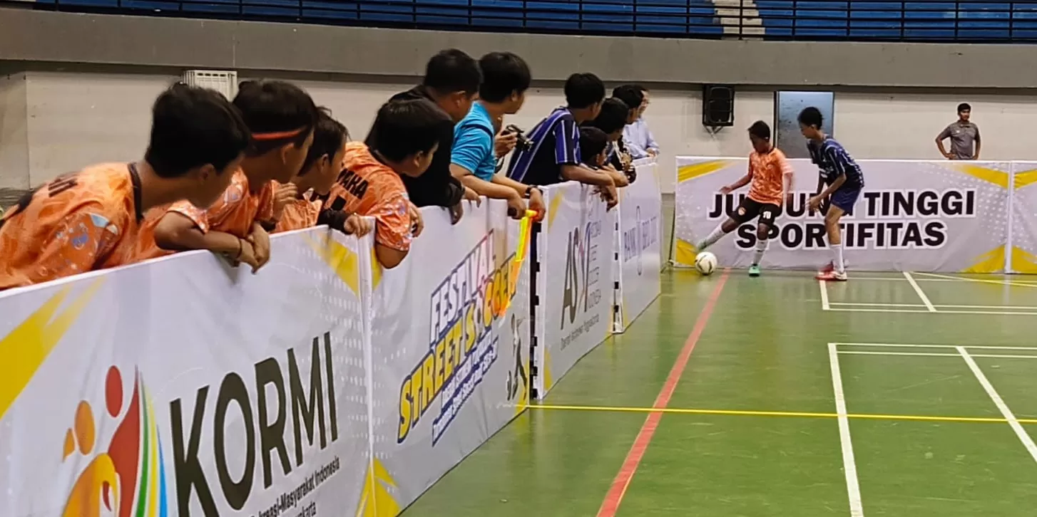 Dua pemain street soccer tengah berebut bola pada laga Festival Street Soccer DIY 2024 yang berlangsung di GOR Among Raga, Selasa-Rabu (10-11/12/2024). ( Adhitya Asros)