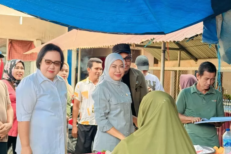 Ketua DPRD Morowali Utara, Warda Dg Mamala, turun meninjau Pasar Kolonodale Selasa pagi tadi (12/8/2025). Mereka menyahuti keluhan pedagang. Warda turun bersama rombongan dan dinas teknis. (Foto: Ist).