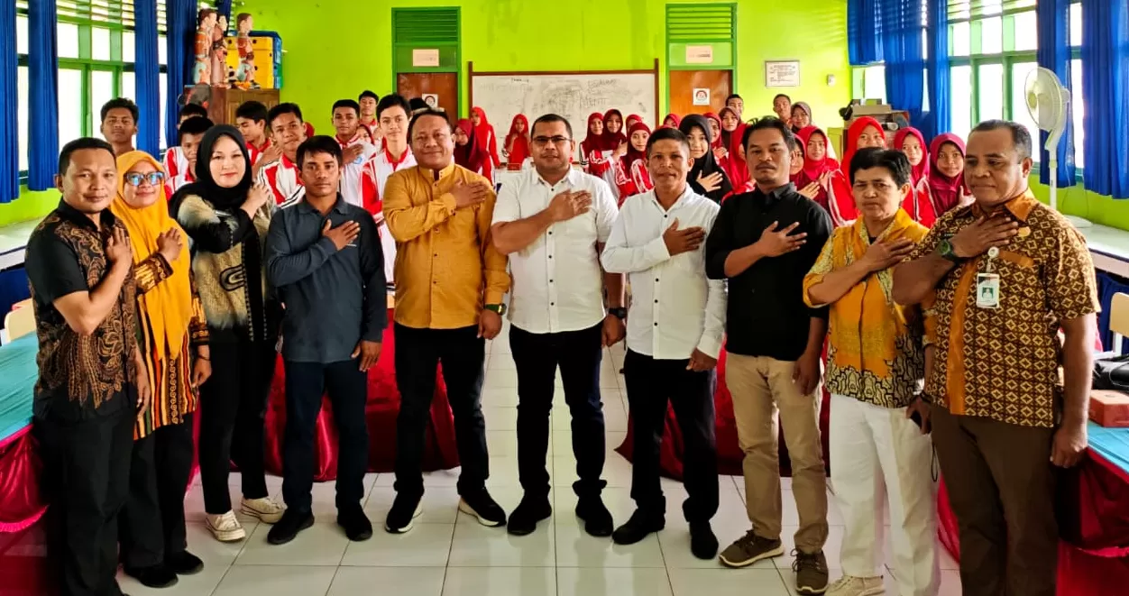 Jajaran KPU Buteng bersama Kepala Sekolah SMAN 1 Gu berpose bersama, Kemarin (13/2).