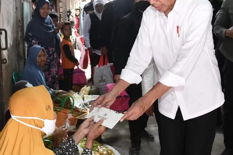 Presiden Bagi-bagi Sembako Di Pintu Istana Bogor, Warga Antuasias - Ayo ...