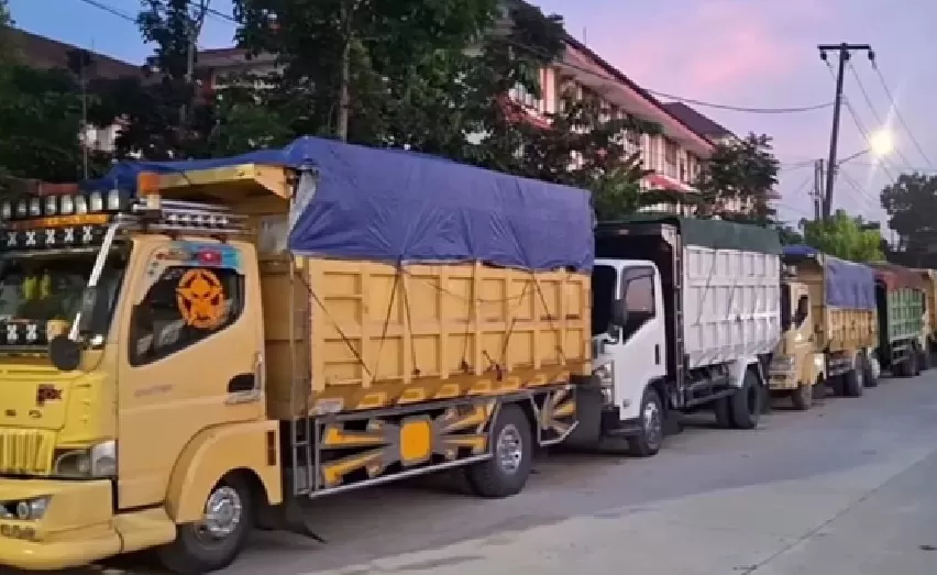 Aparat gabungan menghentikan truk bermuatan batu bara tanpa izin, menertibkan bangunan usaha ilegal, dan menindak bekas tambang liar.