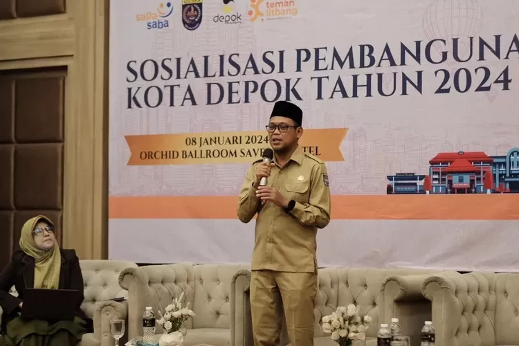 Wakil Walikota Depok Imam Budi Hartono, memberikan pemaparan saat kegiatan Sosialisasi Pembangunan Kota Depok Tahun 2024 di Hotel Savero, Senin (8/1). (RADAR DEPOK)