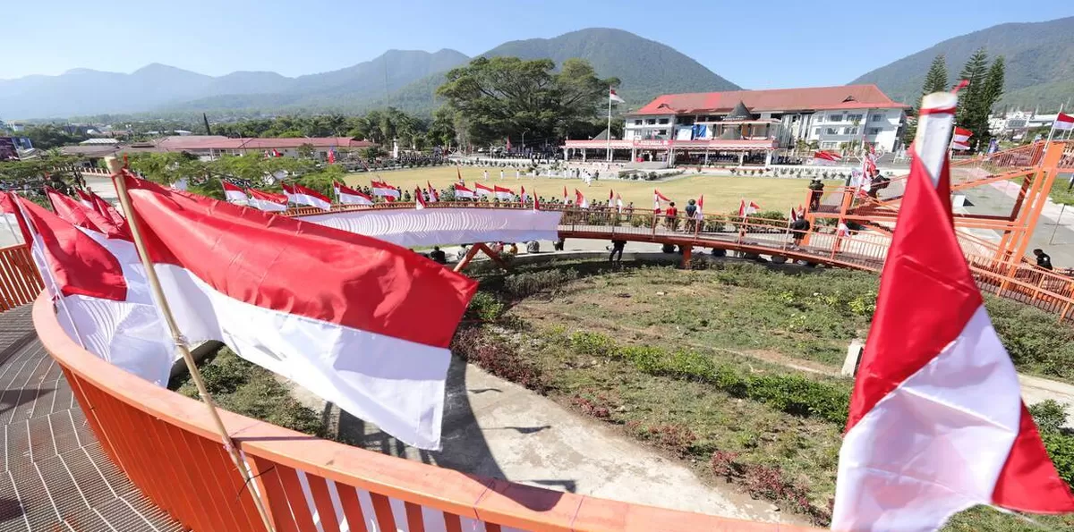 Jajaran menteri Kabinet Merah Putih beserta kepala lembaga merayakan Peringatan HUT ke-81 Kemerdekaan RI di area terdampak bencana gempa bumi, tepatnya di Lapangan Motang Rua, Ruteng, Kabupaten Manggarai, Nusa Tenggara Timur (NTT), Senin (17/8/2026). (Dok. Bakom RI)