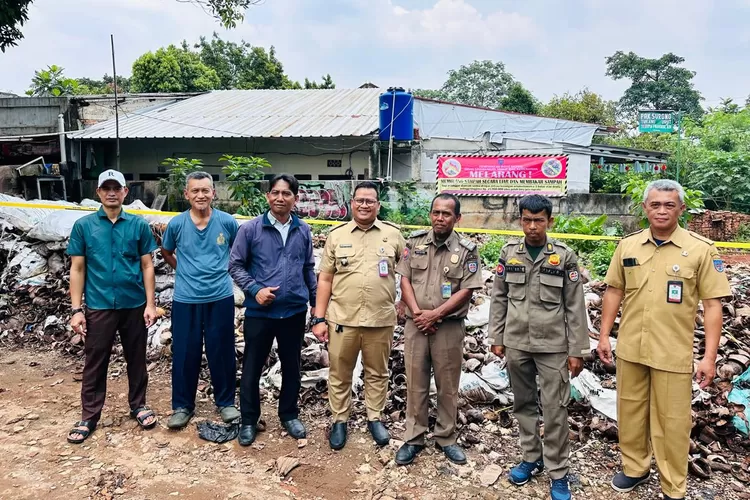 Aparatur bersama warga RT12/3 Kelurahan Gandul, Cinere, Depok mengecek pembuangan sampah di Jalan H Muhajir tepatnya di depan SMPN 17 Depok. Sementara dipasang line dan spanduk larangan buang sampah. (RADAR DEPOK)