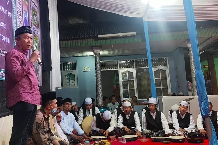 BERKUMPUL : Suasana perhelatan Isra Miraj bersama Lurah Mampang Darmawansyah (kiri) di lingkungan RW1 Kelurahan Mampang, Pancoranmas, Depok, Sabtu (18/1). (DOKUMEN KELURAHAN)