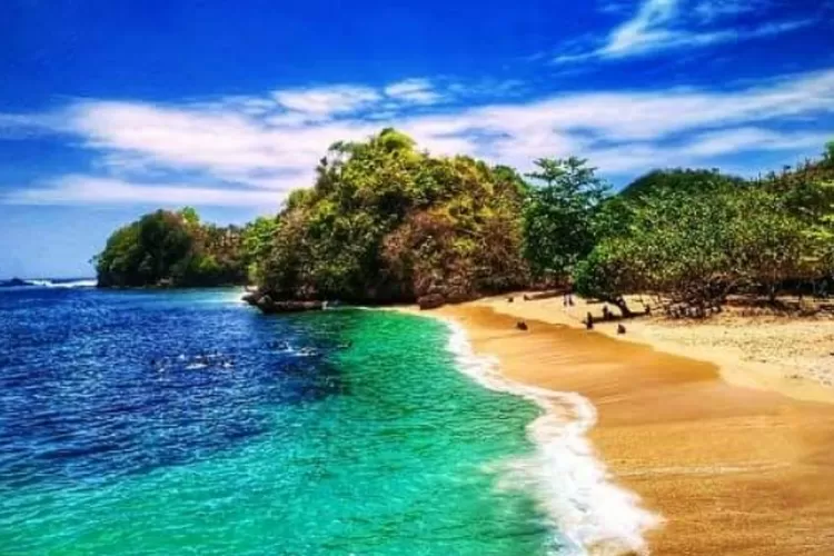 Pantai Pasir Tiga Warna di Provinsi Nusa Tenggara Timur (Facebook)