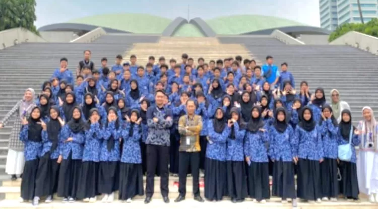 Siswa-siswi SMP PCI ketka mengunjungi Gedung DPR-MPR RI dengan menggunakan batik - Fot: Istimewa