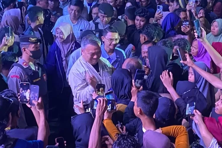 Ahmad Ali dan Abdul Karim Aljufri saat tiba di Desa Tambiano, Tojo Barat Kabupaten Tojo Una-una, Jum'at malam (20/9/2029). 