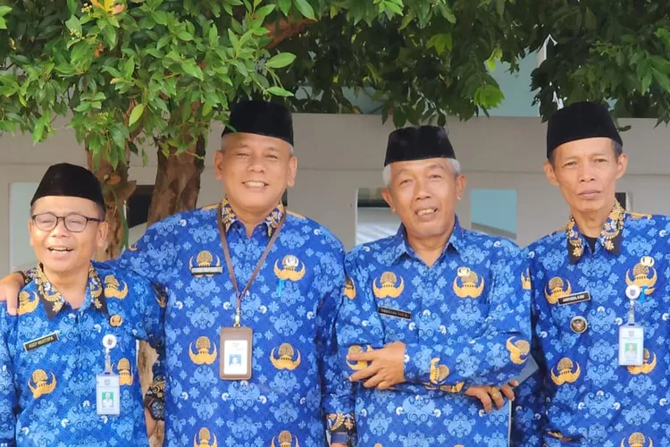 Camat Tapos, Abdul Mutolib foto bersama para ASN Kota Depok usai upacara peringatan Hari Pahlawan Tahun 2023 Tingkat Kota Depok, di Taman Makam Pahlawan Kalimulya, Cilodong, Jumat  (Andika Eka )