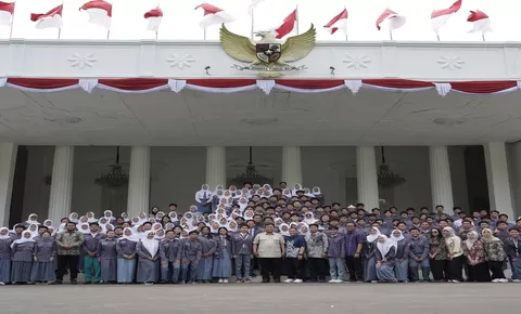 Penuh Kesan ! Ratusan Pelajar Masuk Istana Merdeka Bertemu Presiden Prabowo, Fahri : Bapak Sehat Selalu, Semoga Lancar dan Selalu Dilindungi Allah SWT