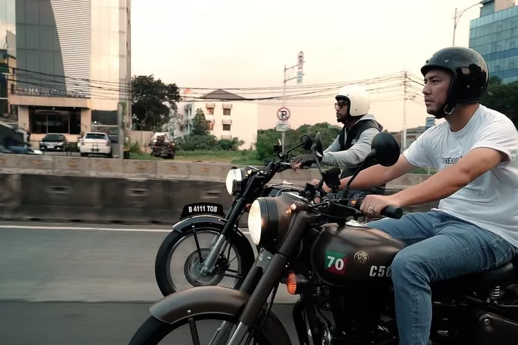 Artis asal Sukabumi Ananda Omesh melelang salah satu motor gedenya yakni Royal Enfield Classic 500 Pegasus Limited Edition. (Instagram @omeshomesh)