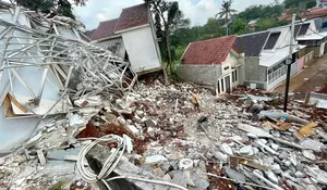 Dua Rumah Ambrol dan Mobil Ringsek di Depok