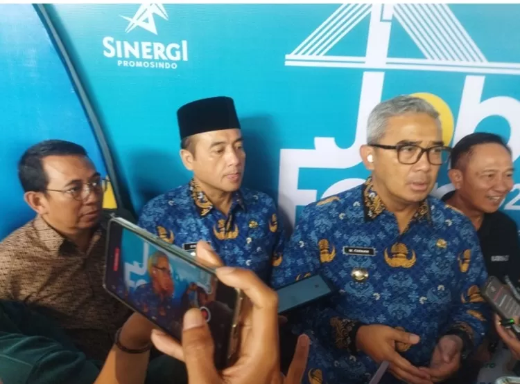 Foto Wali Kota bersama Wakil Wali Kota Bandung beserta Ketua APINDO Kota Bandung 