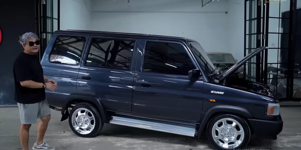Toyota Kijang Super berusia 31 tahun yang kini kembali &ldquo;lahir&rdquo; sebagai mobil yang nyaris sempurna.  (Tangkapan layar youtube@PlatinumAutoworkshop)