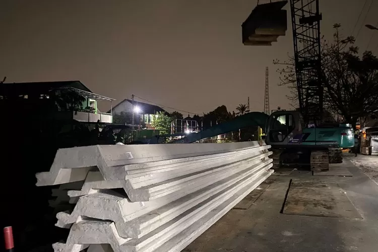 Proses rekontrsuksi Jalan Cipayung, Kecamatan Cipayung Kota Depok, belum lama ini. (ANDIKA EKA/RADAR DEPOK)