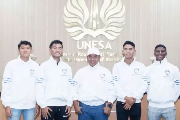 Nurhasan Rektor Unesa (tengah) bersama para pesepak bola yang mendapatkan beasiswa. Foto: Humas Unesa.