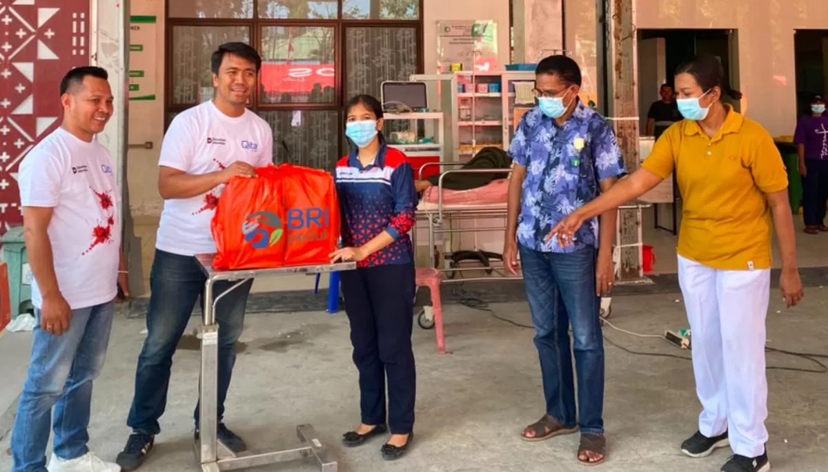 Relawan BRI Peduli membantu warga terdampak gempa Flores NTT dengan menyalurkan bantuan kebutuhan pokok. (dok. BRI Peduli)