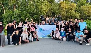 Aksi Clean Up Day di Pesisir Masjid Al Alam, Puluhan Relawan Bersihkan Sampah Demi Kelestarian Teluk Kendari
