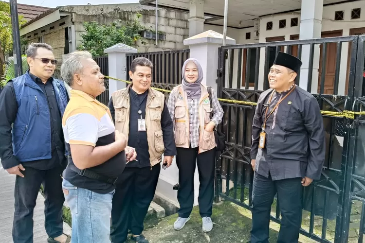 Kepala Bidang Pembinaan PAUD dan Dikmas Disdik Kota Depok, Suhyana meninjau langsung Daycare Kiddyspace, Bumi Sawangan Indah, Kelurahan Pengasinan, Kecamatan Sawangan pada Senin (2/12). (ANDIKA EKA/RADAR DEPOK)