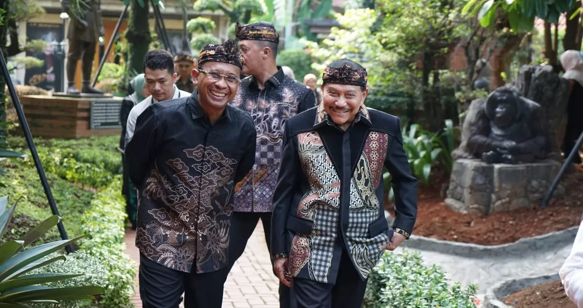 Direktur Utama BPJS Kesehatan Prihati Pujowaskito saat melakukan Anjangsana ke Kraton Majapahit Jakarta, Minggu, 28 Juni 2026. Rombongan disambut secara langsung oleh Ketua Kraton Majapahit Jakarta Jenderal TNI (Purn) AM Hendropriyono. (Kalimantansatu.com/Dok. BPJS Kesehatan)