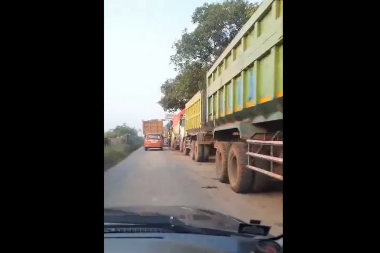 Potret truk tanah yang parkir dan penuhi jalanan di Banten. (x.com/djnx_eo)