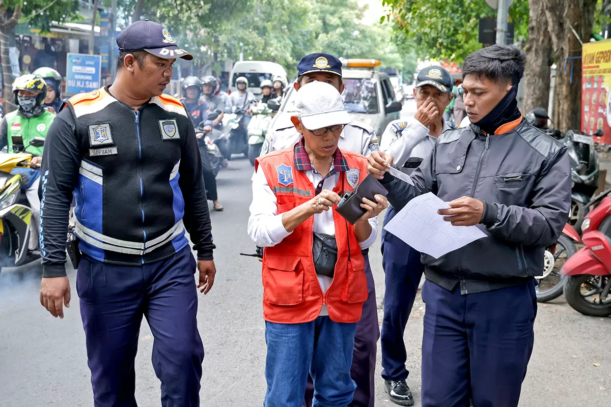 Petugas Dinas Perhubungan Surabaya menertibkan juru parkir. (Humas Pemkot Surabaya)