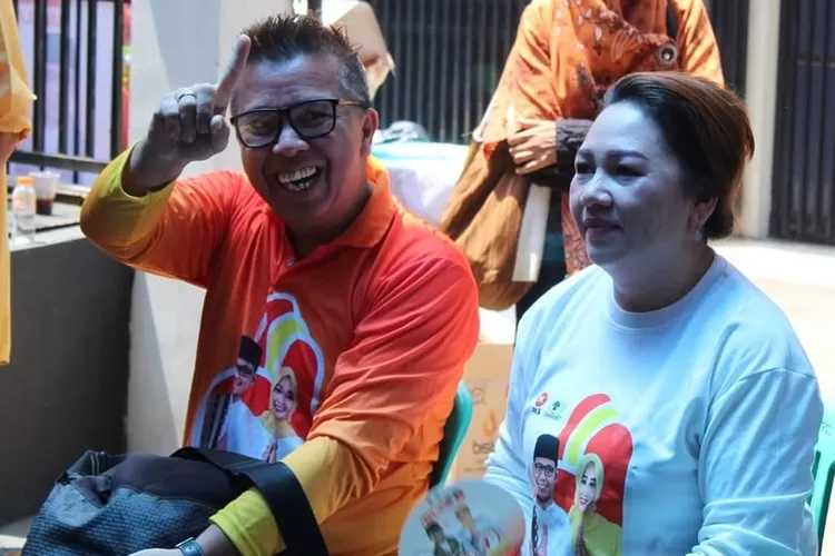 Pendeta Rocky F Mamuaya dari Gereja Sidang Pantekosta di Indonesia (GSPDI) Sukatani bersama istri saat menghadiri kampanye Imam-Ririn di RW3, Kelurahan Sukatani, Tapos, Depok. (ISTIMEWA)