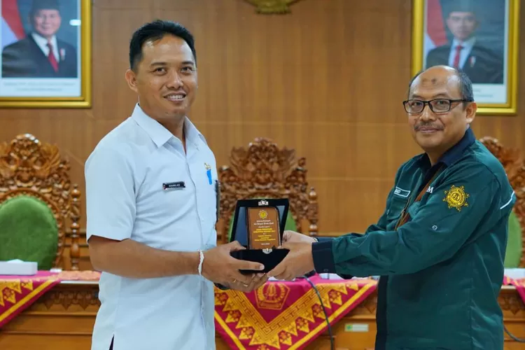 Dekan Fakultas Ekonomi UWM, Dr. Jumadi, SE, MM (kanan) bersama Plt. Sekretaris Dinas Pariwisata Kabupaten Badung, I Gusti Agung Ngurah Maha Adi Putra, SST.Par dalam kegiatan kunjungan industri kampus.  (Foto: Dok. Istimewa)