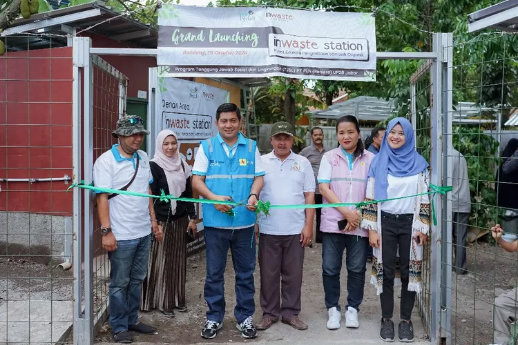 Manager PLN UP2B Jawa Barat, Akhmad Duli saat grand launching Inwaste Station di Rancamanyar Regency Bandung. (ISTIMEWA)