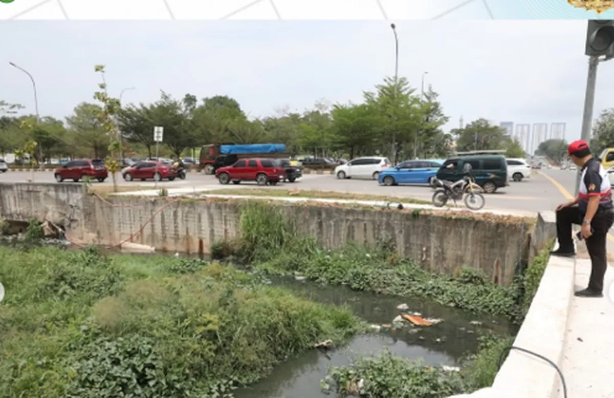  Sekda Kota Batam, Firmansyah meninjau lokasi drainase di kawasan Simpang K-Square. (Foto: Diskominfo Batam)