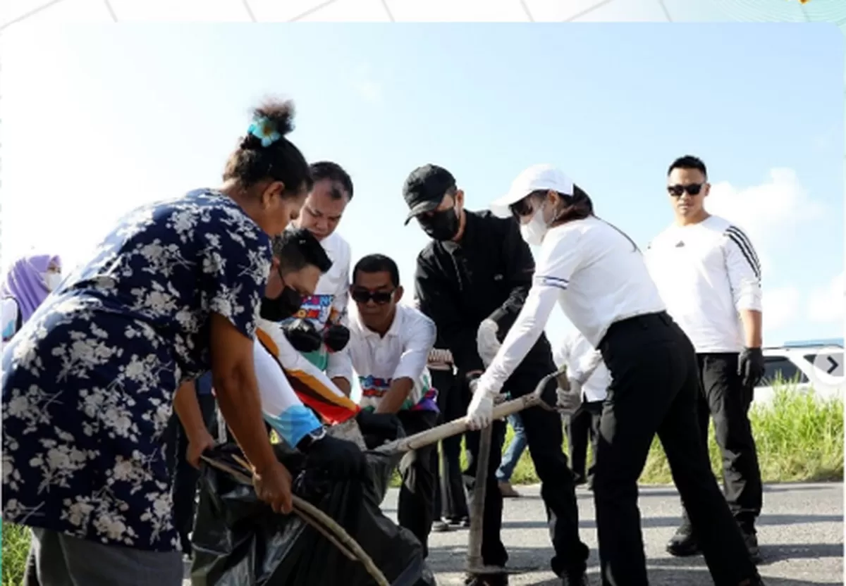 Walikota dan Wakil Walikota Batam turun langsung goro massal dalam pencangan Gema Batam ASRI. (Foto:Diskominfo Batam)