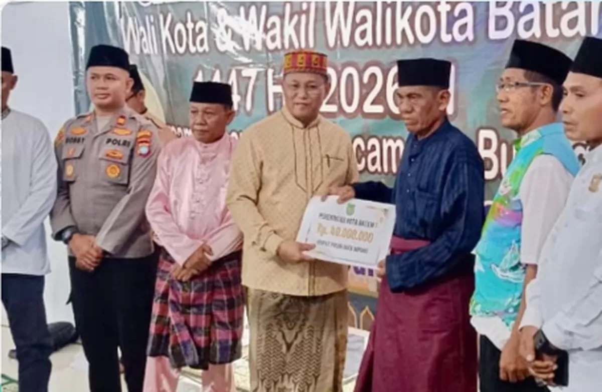  Sekda Kota Batam, Firmansyah, menyerahkan bantuan pembangunan masjid dari Pemko Batam sebesar Rp40 juta ke Masjid Nurul Taqwa, Setokok. (Foto: Diskominfo Batam)