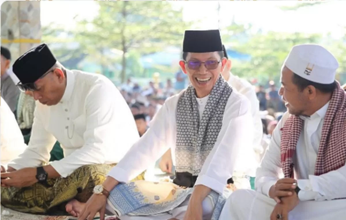 Walikota Batam Amsakar Achmad saat melaksanakan shalat Idul Fitri tahun lalu di Dataran Engku Putri, Batam Centre. (dok: Diskominfo Batam)